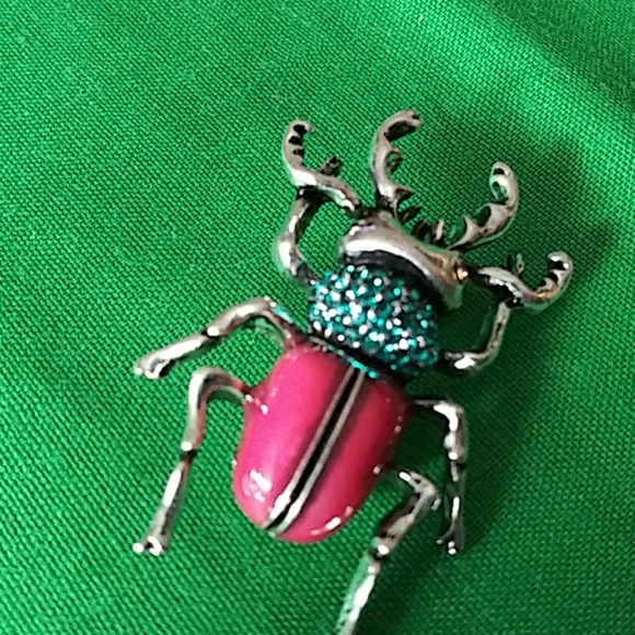All Bugged Out Brooch - Picture 4 of 4